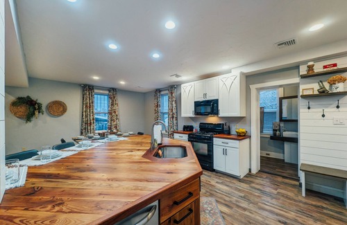 Annville House | Pet Friendly! Firepit & Gameroom- Walk To Restaurants, 15 Mins To Hershey Park!