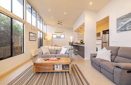 Geelong West House | Pet Friendly, Flex Check-In/Out, Australiana Touch