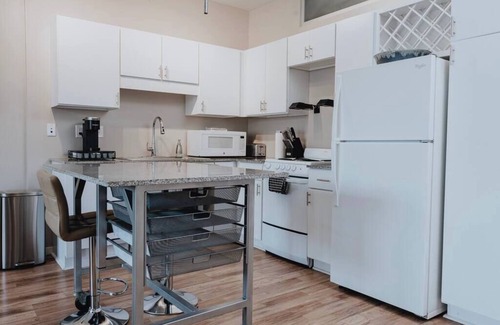 DeBaliviere Place Apartment | Pet-Friendly Forest Park Studio w/Pool & WFH Desk
