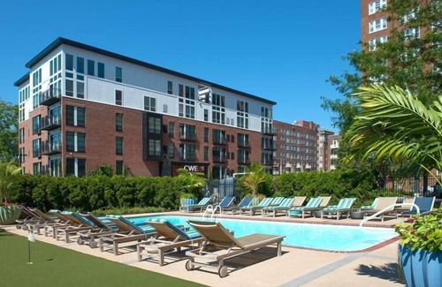 DeBaliviere Place Apartment | Pet-Friendly Forest Park Studio w/Pool & WFH Desk