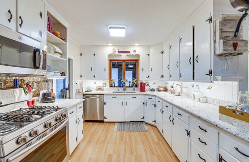 Farmersville Station House | Pet-Friendly Franklinville Farmhouse w/Sunroom!
