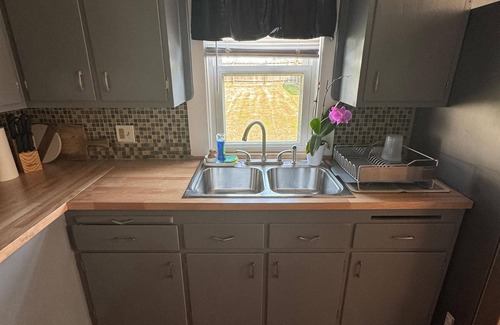 Old Brooklyn House | Pet-Friendly, Fully Fenced, 2-bedroom, Big Yard House