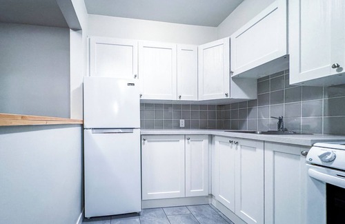 West End Apartment | Pet Friendly Furnished 1 Bedroom @1925 Nelson