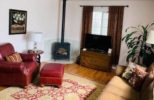 Rio Dell House | Pet Friendly Garden House with Patio & Redwoods