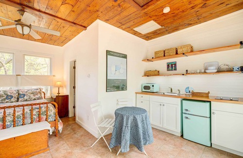 Woodland Heights Apartment | Pet-Friendly Garden Studio in Woodland Heights!