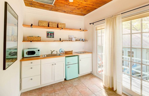 Woodland Heights Apartment | Pet-Friendly Garden Studio in Woodland Heights!
