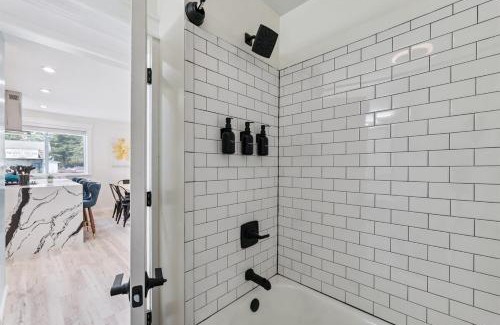 New Baltimore House | Pet Friendly, Gated Backyard, Game room, Hot Tub