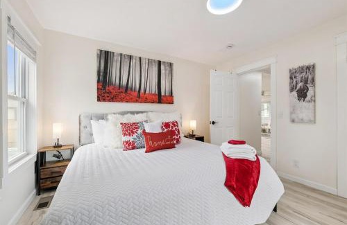 New Baltimore House | Pet Friendly, Gated Backyard, Game room, Hot Tub