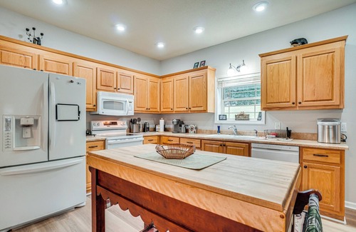 Cleveland House | Pet-Friendly Georgia Home w/Pool Access!