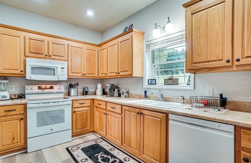 Cleveland House | Pet-Friendly Georgia Home w/Pool Access!