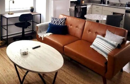 Riverside House | Pet Friendly Getaway Cottage w Private Deck Fast Wifi + Parking