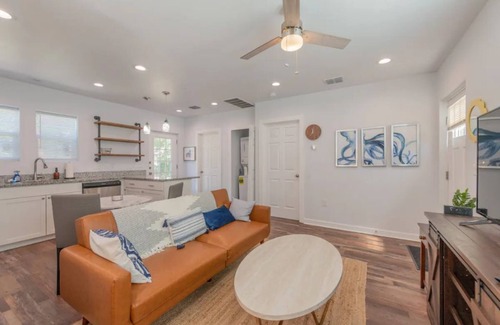 Riverside House | Pet Friendly Getaway Cottage w Private Deck Fast Wifi + Parking
