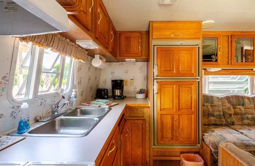 Town of New Baltimore House | Pet Friendly Glamping Hot Tub Fire Pit Patio