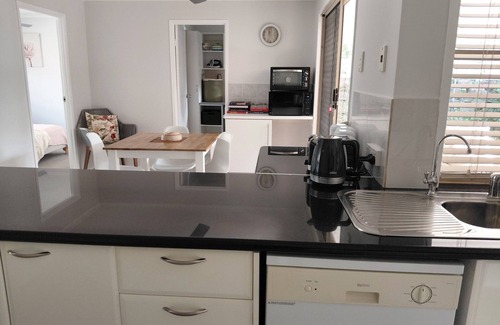 Oxenford House | Pet friendly Gold Coast holiday home, Sleeps 7, 10min walk to 'Wet n Wild'