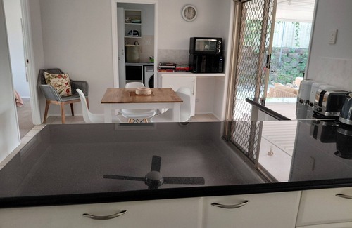 Oxenford House | Pet friendly Gold Coast holiday home, Sleeps 7, 10min walk to 'Wet n Wild'