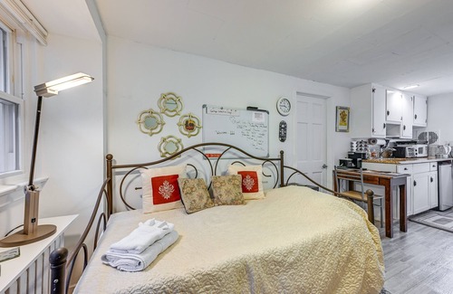 Great Neck House | Pet-Friendly Great Neck Home ~ 1 Mi to Kings Point