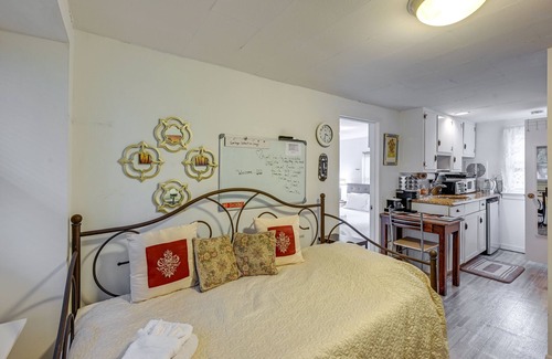 Great Neck House | Pet-Friendly Great Neck Home ~ 1 Mi to Kings Point