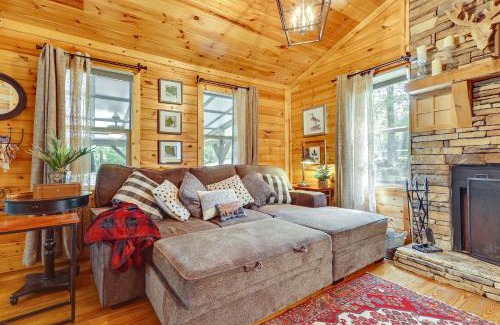 Haleyville House | Pet-Friendly Haleyville Cabin Rental with Kayaks!