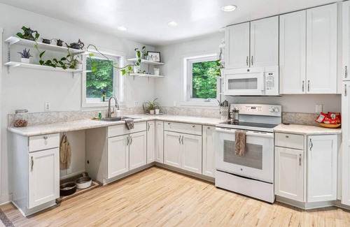 Quechee House | Pet-Friendly, Heart of Quechee - Jay Hill Home