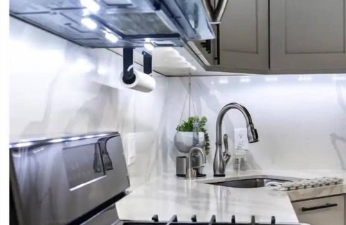 Greater Heights House | Pet friendly Heights guesthouse with gated parking