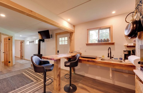 Hillsgrove Cabin | Pet-Friendly Hillsgrove Cabin w/Community Perks!
