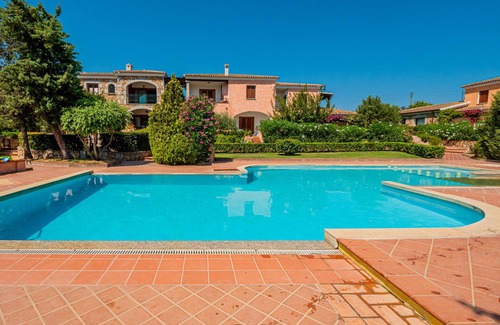 Monte Petrosu House | Pet-Friendly Holiday Home Villetta Idina in Monte Petrosu with Shared Pool