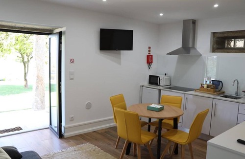 Cardielos House | Pet-Friendly Holiday Home 'Casa do Mestre' with Mountain View, Pool & Wi-Fi