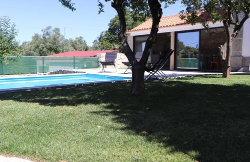 Cardielos House | Pet-Friendly Holiday Home 'Casa do Mestre' with Mountain View, Pool & Wi-Fi