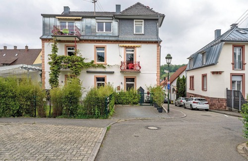 Badenscheuern Apartment | Pet-Friendly Holiday Apartment 'Lichtentaler Allee' with Balcony and Wi-Fi