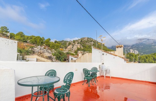 L'Abdet House | Pet-Friendly Holiday Home "Casa Aitana-Abdet - Val de Guadalest" with Mountain View, Terrace & Wi-Fi