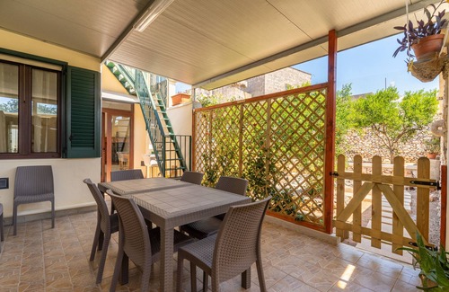 Cannole House | Pet-Friendly Holiday Home Domus Giorgia - Tredomus with Shared Garden