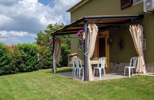 Sorano House | Pet-Friendly Holiday Home Fonte Etrusca with Pool, Garden & Wi-Fi