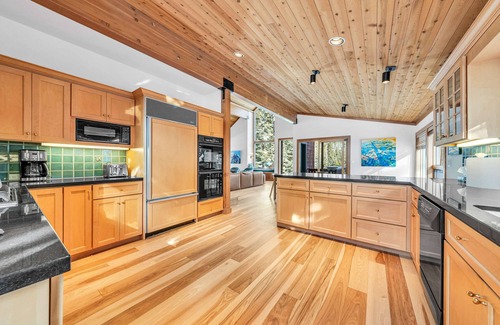 Alpine Meadows House | Pet-Friendly Home: Deck, 1 Mile to Alpine Meadows