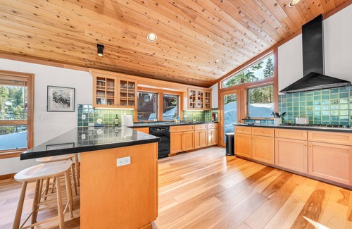 Alpine Meadows House | Pet-Friendly Home: Deck, 1 Mile to Alpine Meadows