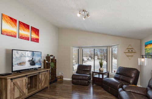 Durango House | Pet Friendly Home - 5 Minutes to DGO - AC/Hot Tub/Pool Table - Deck w/Views