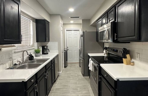 South Arlington House | Pet Friendly Home! 7 minutes from AT&T Stadium and Globe Life Field!