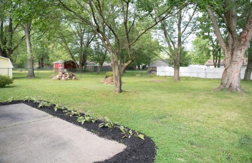 Youngstown House | Pet Friendly Home w/ fenced yard (1 King/1Queen)