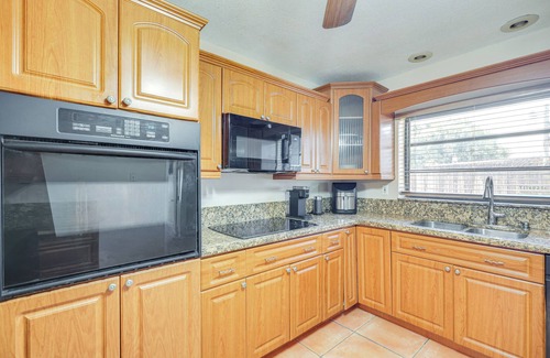 Palmetto Estates House | Pet-Friendly Home w/Yard ~ 3 Mi to Zoo Miami!