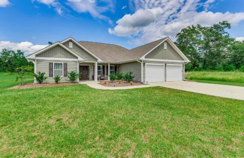 Loris House | Pet-Friendly Home with Patio in Loris!