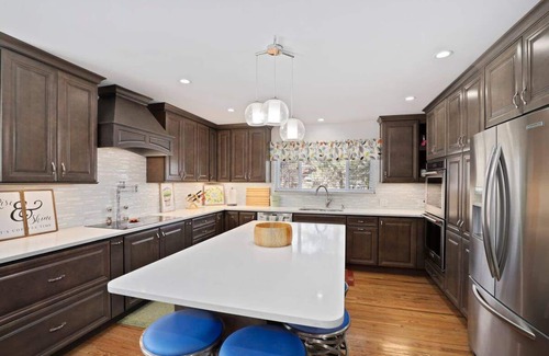 University Park House | Pet Friendly! Hot Tub, Firepit, Backyard Oasis