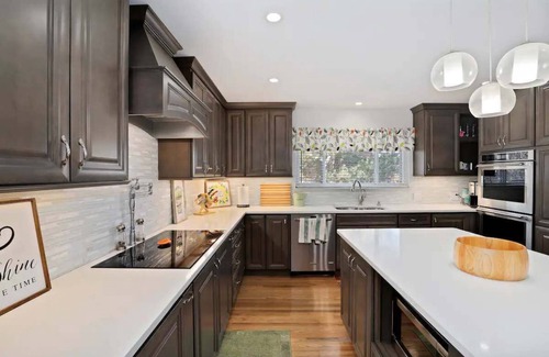 University Park House | Pet Friendly! Hot Tub, Firepit, Backyard Oasis