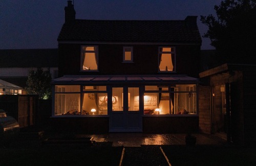 Welwick Cottage | Pet Friendly Hot Tub Luxury Cottage near Withernsea and Patrington