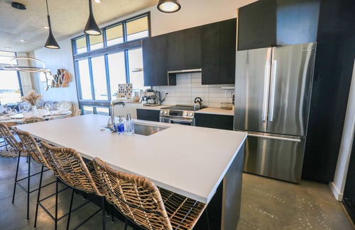 Quincy House | PET-FRIENDLY, HOT TUB & SAUNA CaveB Lakeside Luxury Spa Retreat by The Gorge