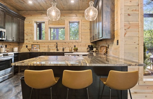 Pickens Cabin | Pet-Friendly | Hot Tub | Grill | Fire Pit