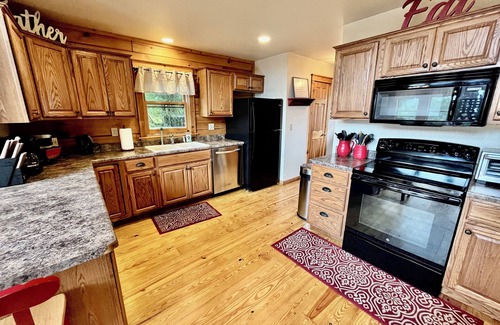 Wolf Laurel Cabin | Pet Friendly, Hot Tub, Grill, WiFi, FireplacesnMountain Retreat