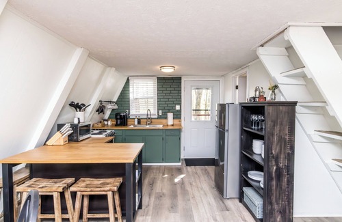 Wellington Cabin | Pet Friendly, Hot Tub & 5 min to Lake