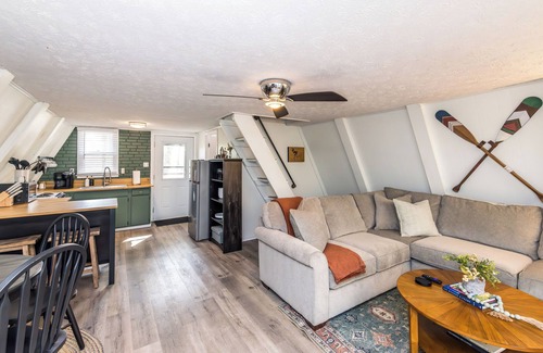 Wellington Cabin | Pet Friendly, Hot Tub & 5 min to Lake