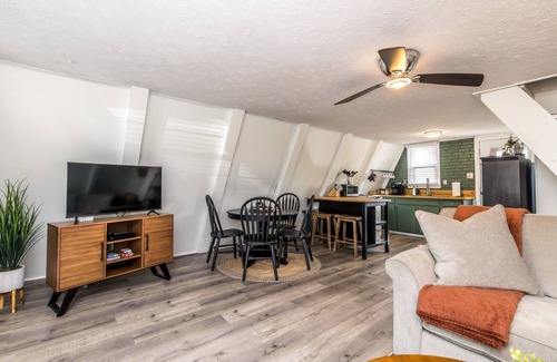 Wellington Cabin | Pet Friendly, Hot Tub & 5 min to Lake