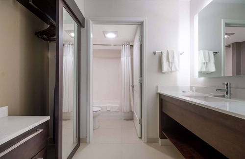 Richardson Resort | Pet-friendly Hotel Near Cotton Bowl Stadium! FREE Parking, Pool, Tennis Court!