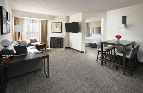Richardson Resort | Pet-friendly Hotel Near Cotton Bowl Stadium! FREE Parking, Pool, Tennis Court!